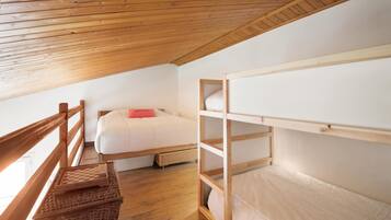 1 slaapkamer, een strijkplank/strijkijzer, reisbedje, internet