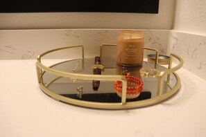 Combined shower/tub - Minimalistic and Luxe 1 bedroom in The Heights near Downtown Houston (Houston)