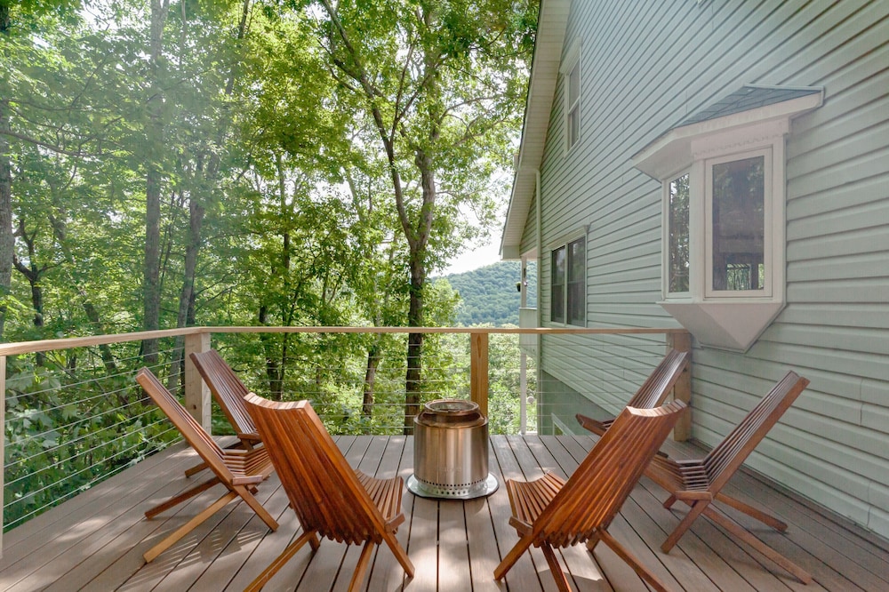 Mountain Getaway~Hot Tub~Fire Pit~Lake Glenville ~Fully Equipped Kitchen