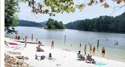 Mountain Getaway~Hot Tub~Fire Pit~Lake Glenville ~Fully Equipped Kitchen