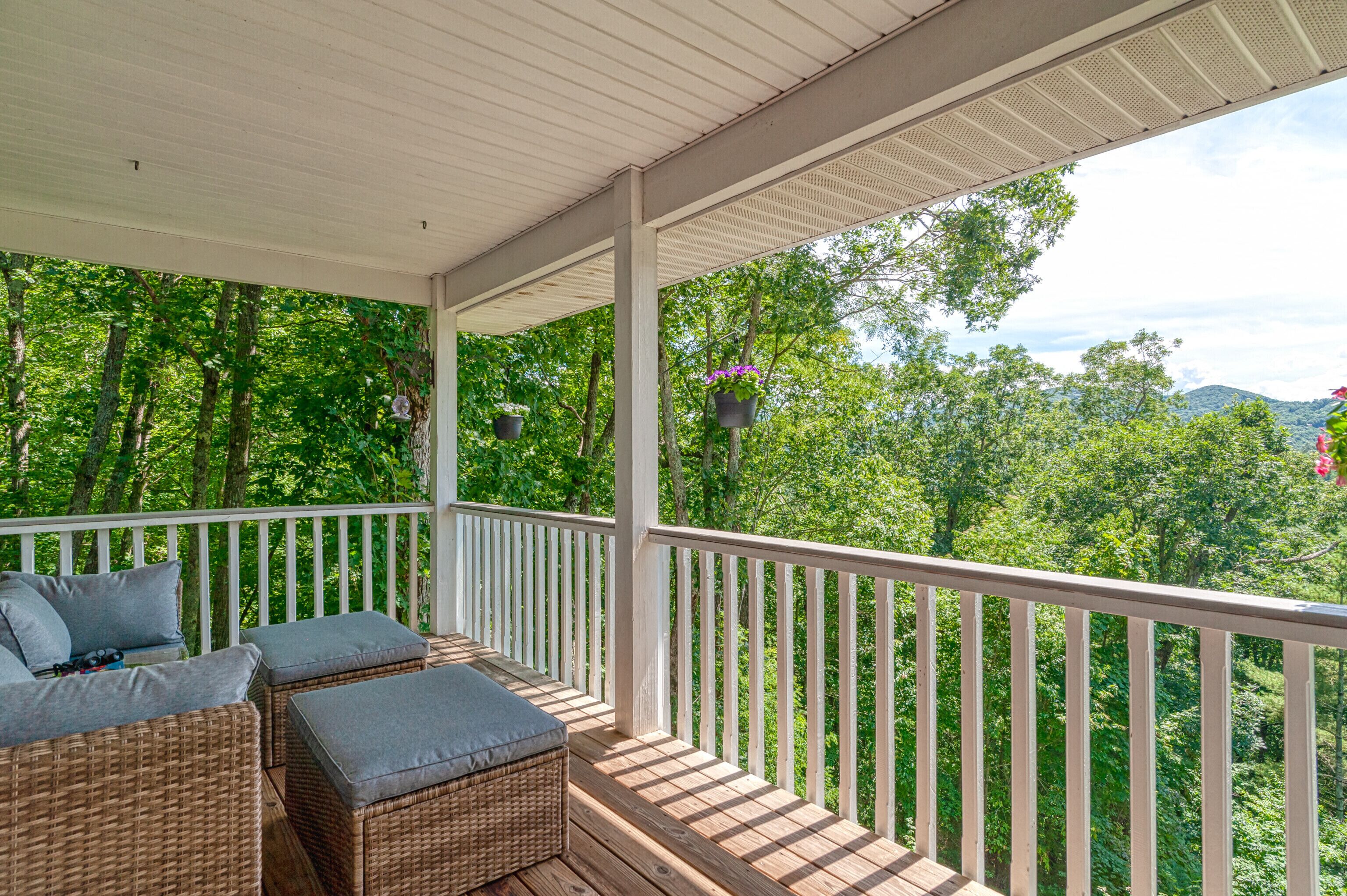 Mountain Getaway~Hot Tub~Fire Pit~Lake Glenville ~Fully Equipped Kitchen