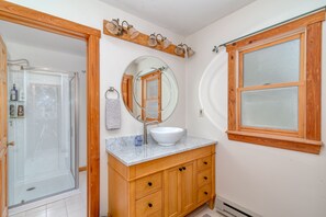 Een douche, een haardroger, handdoeken, zeep
