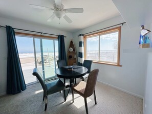 Panoramic Cottage | Makan dalam bilik