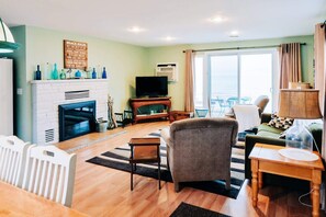 Grand Cottage | Living area | Smart TV - Beach Club of Oscoda Cottages (Oscoda)