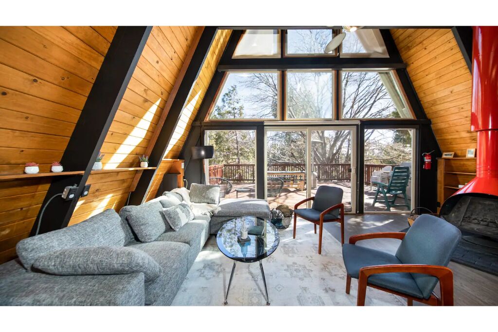 A-Frame cabin w/ game room, walking distance from Lake