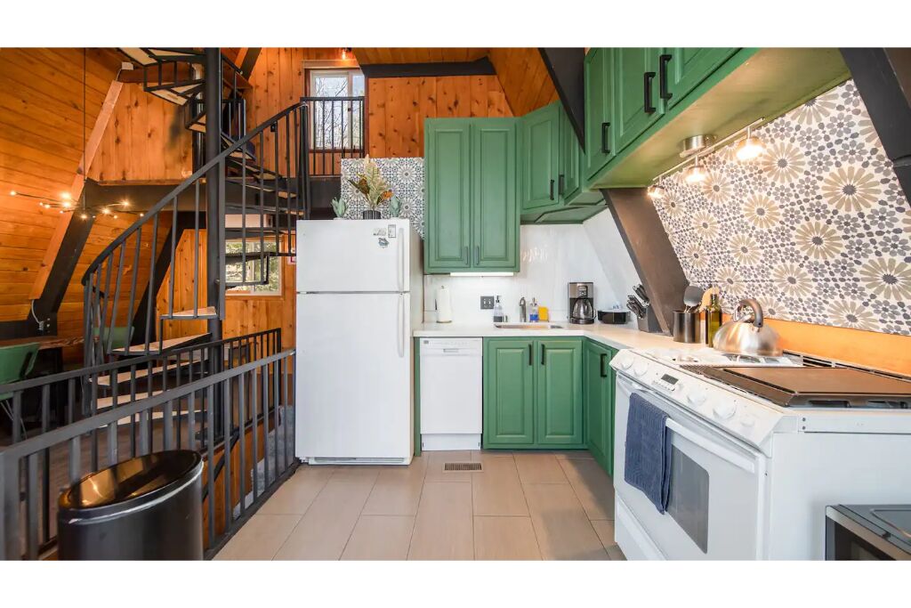 A-Frame cabin w/ game room, walking distance from Lake