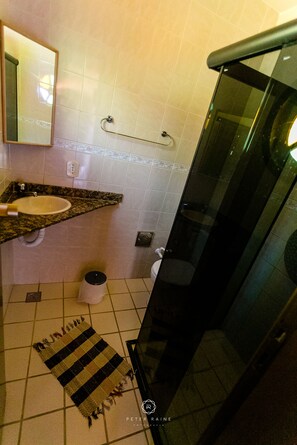 Quarto quádruplo standard | Banheiro | Chuveiro, toalhas de banho, papel higiênico 