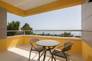 Superior Double Room with Balcony and Sea View | Frigobar, cofres nos quartos, escrivaninha