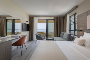 Junior Suite with Balcony | Frigobar, cofres nos quartos, escrivaninha