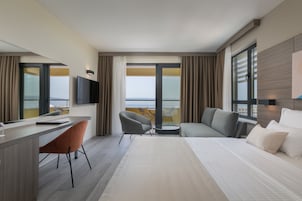 Minibar, caja de seguridad en la habitación y escritorio 
