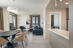 Penthouse Suite with Terrace and Sea View | Coin séjour | Télévision à écran plat de 40 pouces avec chaînes par satellite