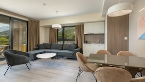 Deluxe Suite with Balcony and Sea View | 起居區 | 40-吋平面電視，提供衛  星頻道
