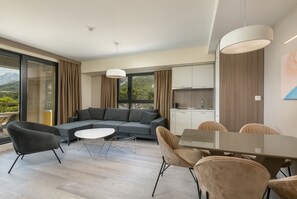 Deluxe Suite with Balcony and Sea View | 起居区 | 40-英寸纯平电视（配备卫星频道）