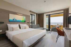 Superior Double Room with Balcony and Sea View | Frigobar, cofres nos quartos, escrivaninha