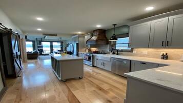 冷蔵庫、電子レンジ、オーブン、コンロ