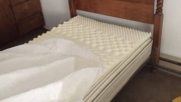 3 makuuhuonetta, työpöytä, vuodevaatteet