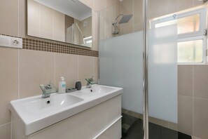 Dusj, hårføner, håndklær og såpe