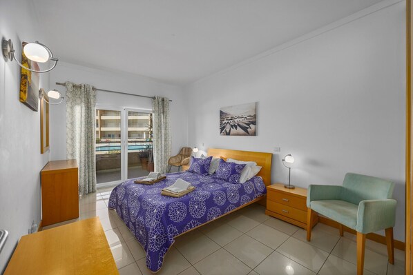 1 chambre, coffres-forts dans les chambres, fer et planche Ă repasser