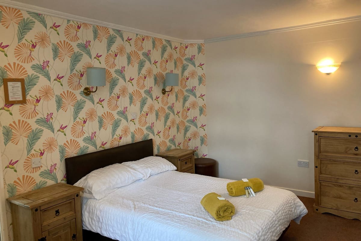 Double Room | Free cribs/infant beds, bed sheets