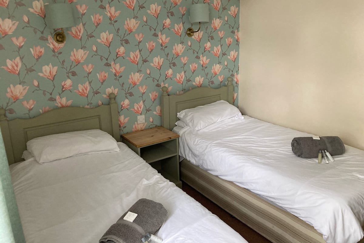 Twin Room | Free cribs/infant beds, bed sheets