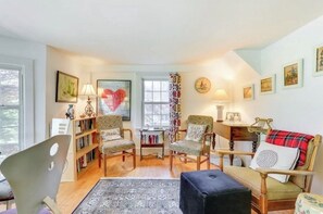 智能電視、壁爐、DVD 播放機、書籍