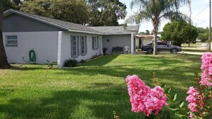 A single-story house with a white exterior and a well-maintained lawn. - Florida escape Quiet area.Restaurants all over,Clearwater 1 hr away,Orlando1hr.  (Spring Hill)