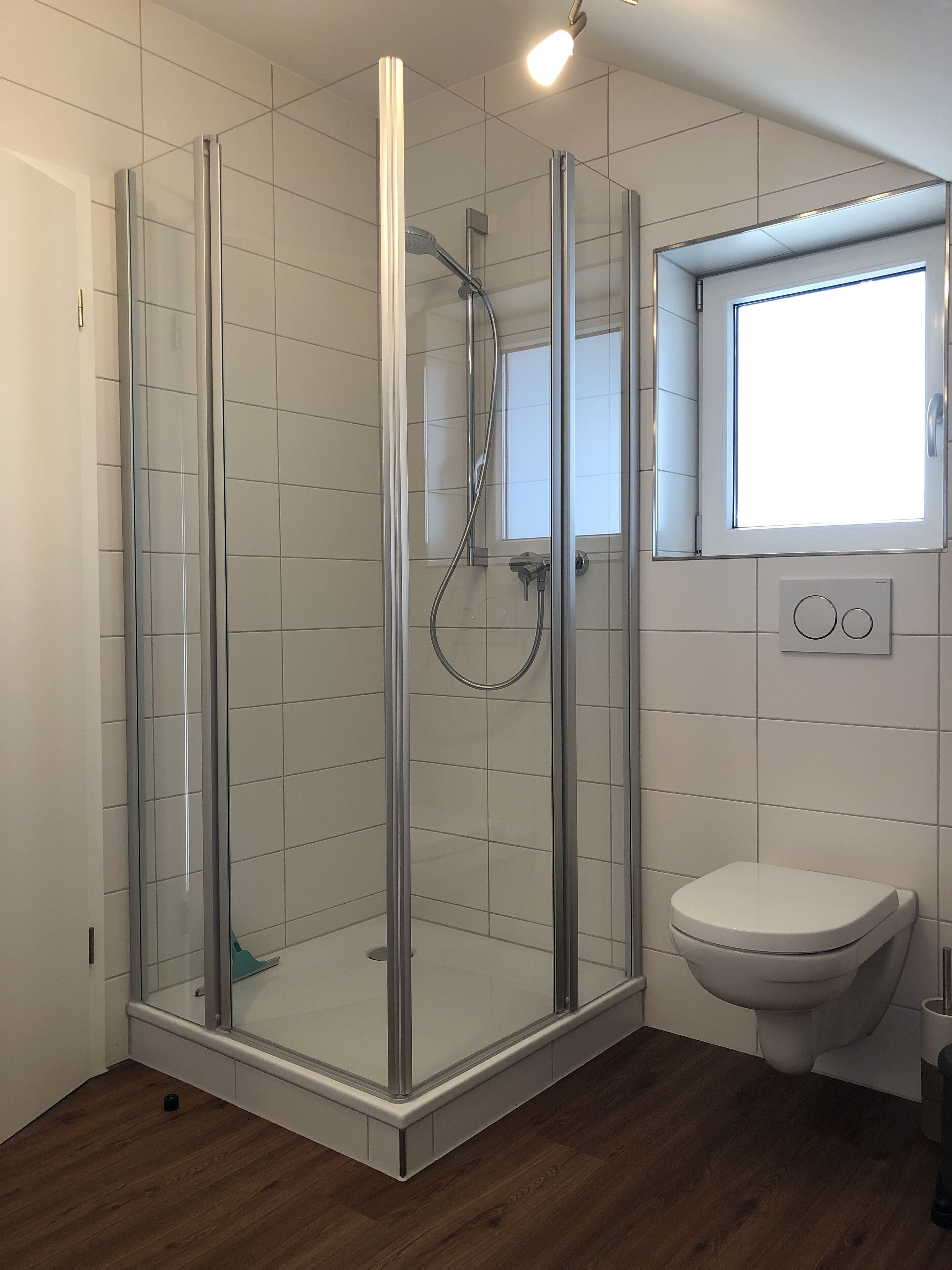 Douche, sèche-cheveux, serviettes fournies, savon