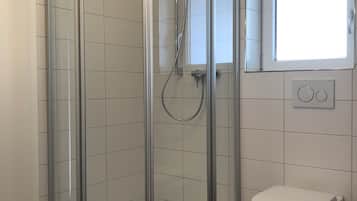 Douche, sèche-cheveux, serviettes fournies, savon