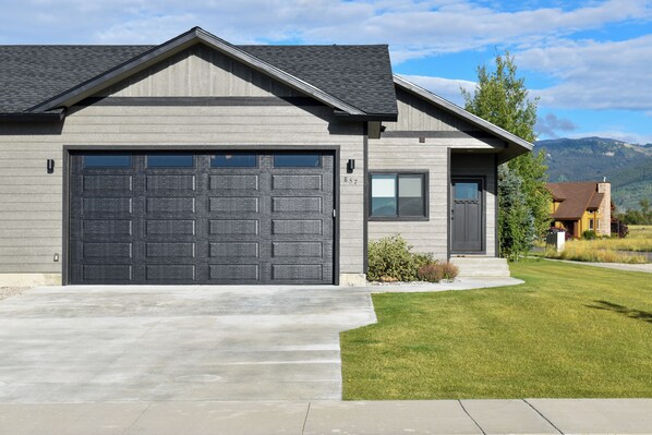 Enjoy a contemporary home with a garage, lawn, and mountain views.