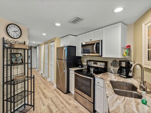 Réfrigérateur, micro-ondes, four, plaque de cuisson