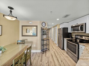 Køleskab, mikrobølgeovn, ovn, kogeplade