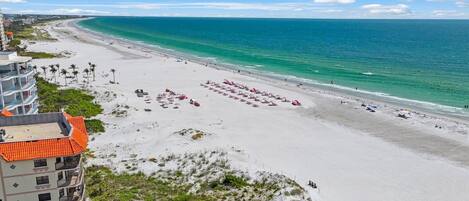 Plage, chaises longues