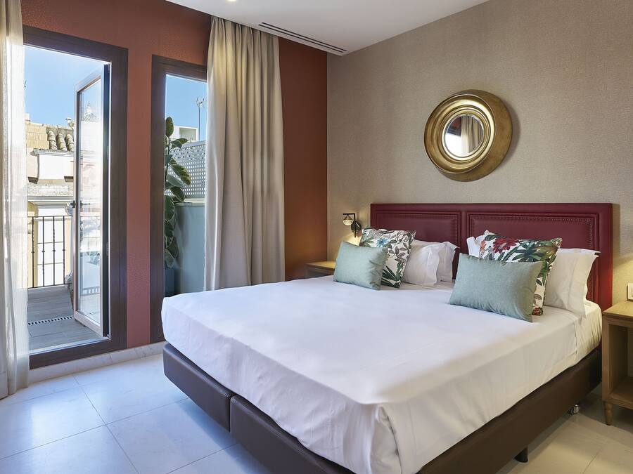 Ylelliset vuodevaatteet, untuvapeitot, tallelokero huoneessa