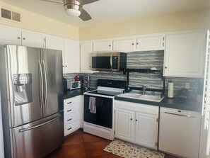 Fridge, microwave, oven, stovetop - 3-bedroom vacation home 11 minutes from Agua Caliente Casino (Palm Springs)