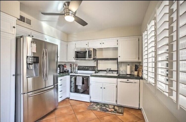 Fridge, microwave, oven, stovetop - 3-bedroom vacation home 11 minutes from Agua Caliente Casino (Palm Springs)