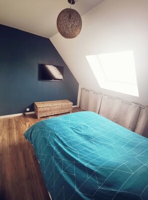 3 bedrooms, desk, iron/ironing board, WiFi
