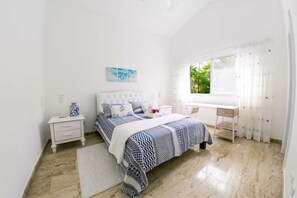 4 habitaciones, tabla de planchar con plancha y cuna de viaje 