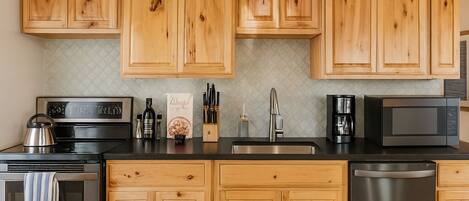 Kühlschrank, Mikrowelle, Ofen, Herdplatte