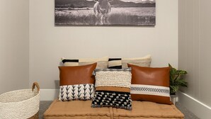 Una habitación con una cama, una cesta de mimbre y una planta en maceta.