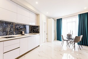 Apartamento empresarial | Cozinha privada | Frigobar, micro-ondas, chaleira elétrica