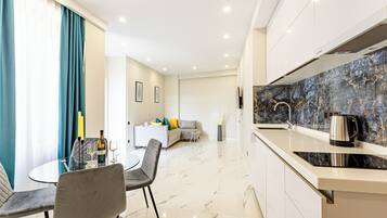 Business Apartment | Dapur peribadi | Peti sejuk mini, ketuhar gelombang mikro, cerek elektrik