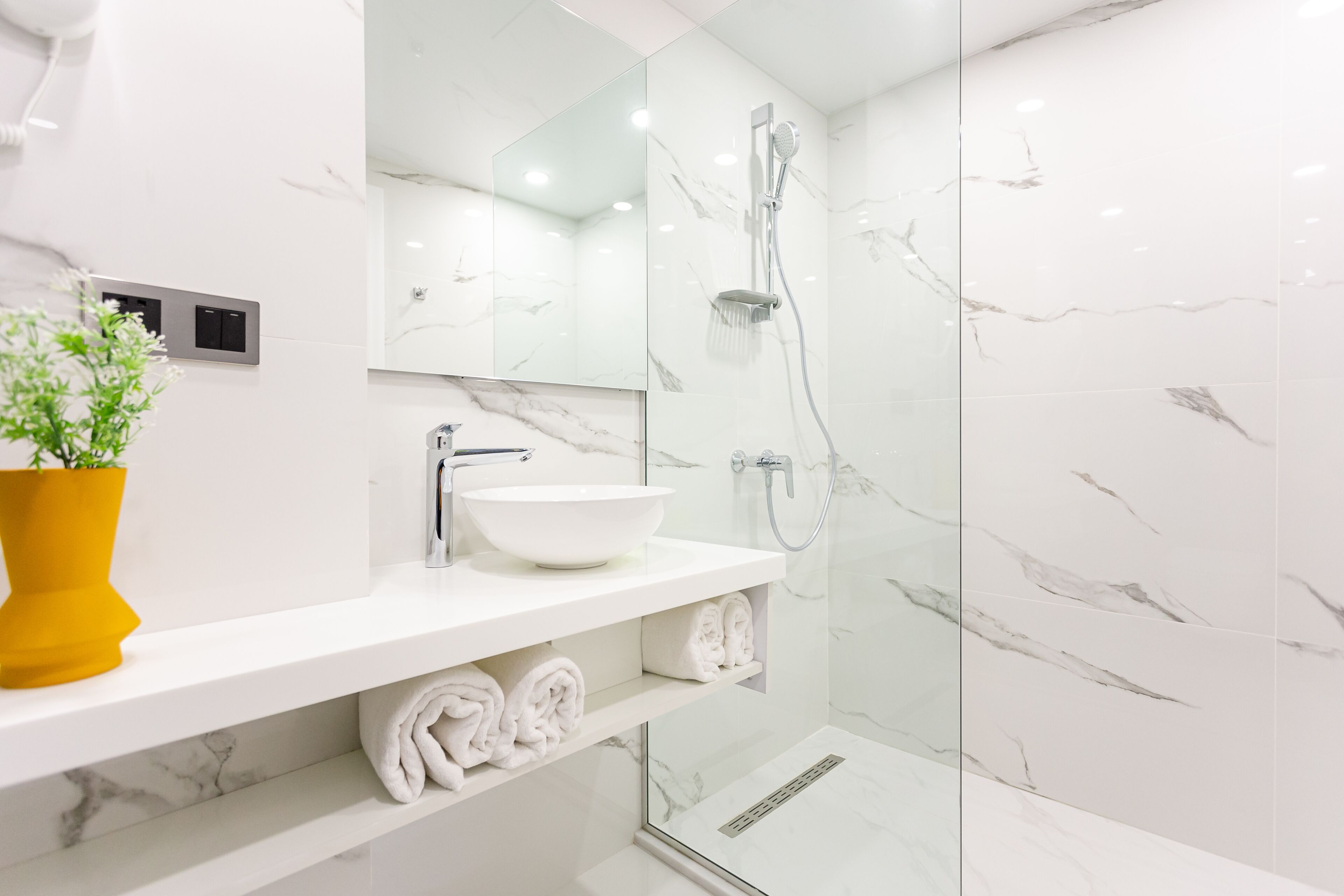 Apartamento exclusivo, 1 quarto | Banheiro | Chuveiro, chuveiro com efeito de chuva, produtos de toalete de grife 