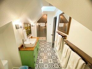 Badekar, hårføner, håndklær og såpe