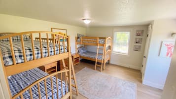 6 bedrooms, desk, iron/ironing board, travel crib