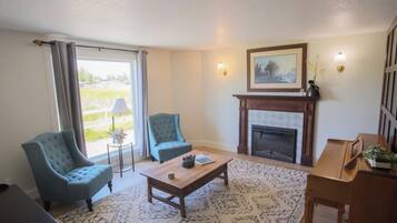 Älytelevisio, takka, kirjoja