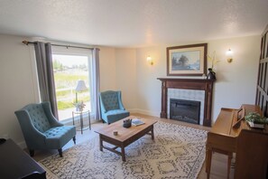 Smart TV, fireplace, books - 6BR Cozy Farmhouse Retreat w/ Sunset Views & Fun
Minutes from Train to Seattle (Sumner)