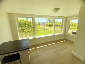 Interior - 6BR Cozy Farmhouse Retreat w/ Sunset Views & Fun
Minutes from Train to Seattle (Sumner)