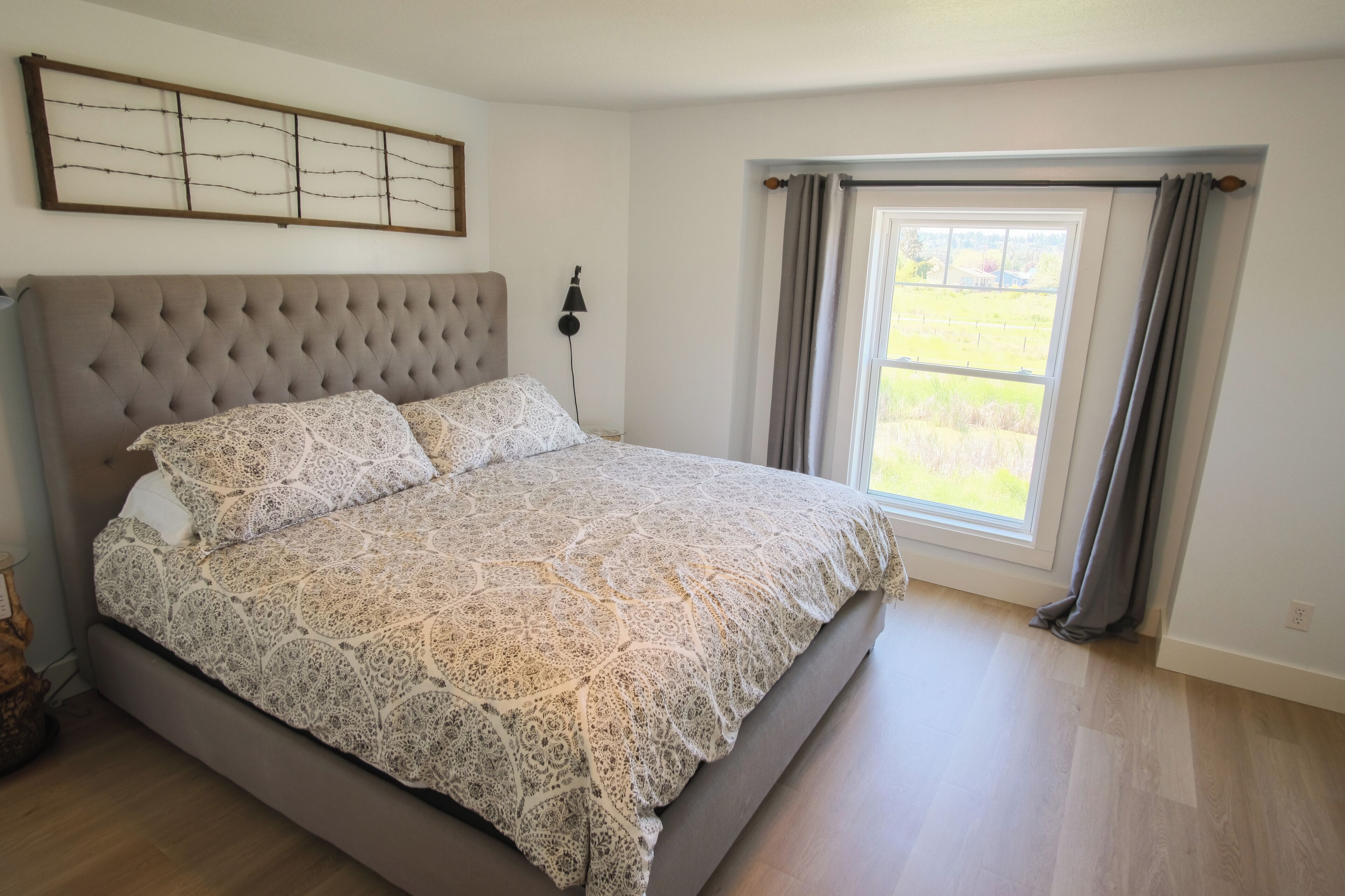 6 bedrooms, desk, iron/ironing board, travel crib