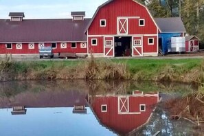 Exterior - 6BR Cozy Farmhouse Retreat w/ Sunset Views & Fun
Minutes from Train to Seattle (Sumner)