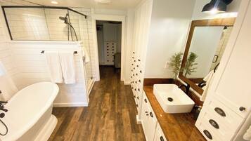 Badewanne, Haartrockner, Handtücher, Seife